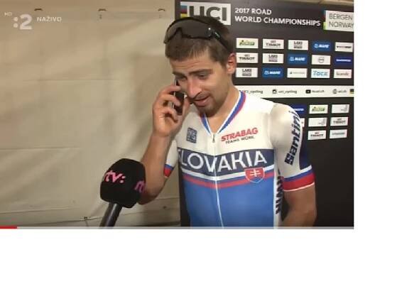 Peter Sagan přijímá gratulaci od manželky v přímém přenosu