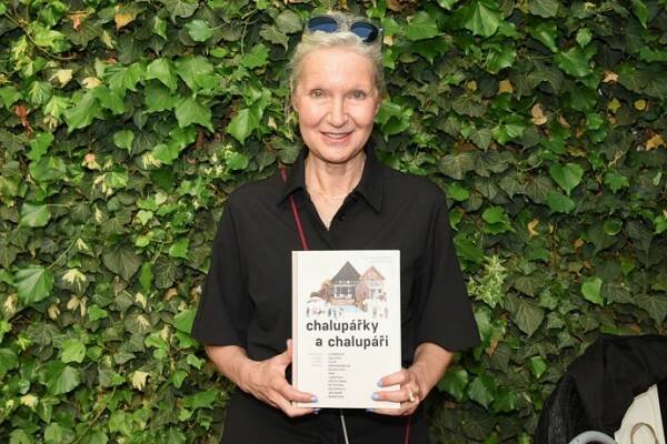 Spisovatelka Irena Obermannová na křtu knihy Chalupářky a chalupáři od Petry Šroubek Pohlové.