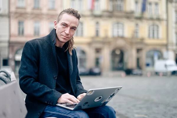 Ivan Bartoš: V knihovnách by mělo jít i zašít kalhoty