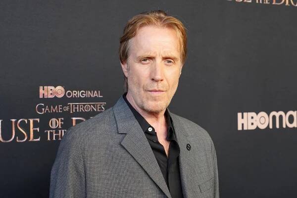 Rhys Ifans - Rod Draka - Série 1 - Z akcí