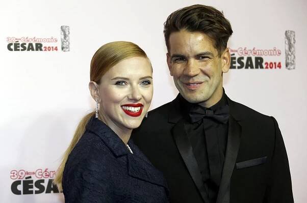 Actress Scarlett Johansson and her partner Romain Dauriac pose as they arrive for the 39th Cesar Awards ceremony in Paris February 28, 2014.