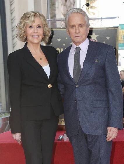 Michael Douglas odkryl hvězdu na chodníku slávy. Přišla ho podpořit rodina včetně otce Kirka (101)