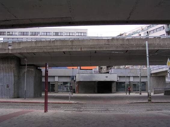 Fotogaléria • Vltavská E5 (Zastávka električky, autobusu, stanica metra C) • Mapy.com
