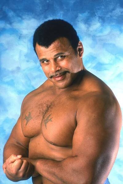Rockův otec, legendární wrestler Rocky Johnson.
