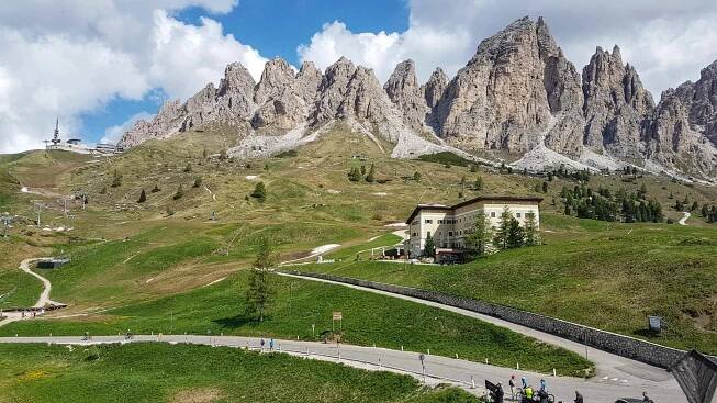 cesta-na-passo-gardena-dolomity