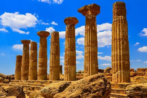 Kamenné sloupy ruiny chrámu ve městě agrigento, Sicílie — Stock obrázek