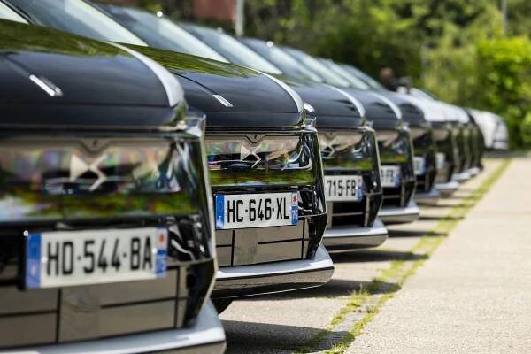 Francouzská prémie představuje nové SUV kupé DS N°8. Designem i dojezdem rozhodně zaujme, volant je netradiční