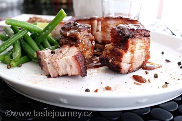 Pikantní pepřový pečený bůček s karamelem z tmavého octa - Taste Journey