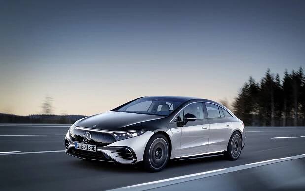Mercedes má nového tažného koně: Model EQS posouvá svou značku mezi přední hráče! Proč se má Tesla i Porsche bát?