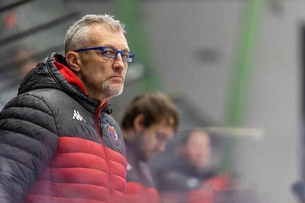 Středeční hokejové utkání mezi BK Havlíčkův Brod (v bílých dresech) a SKLH Žďár nad Sázavou bylo současně rozlučkou domácího útočníka Miroslava Třetiny.