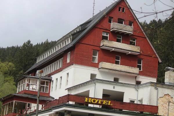 OBRAZEM: Hotel Rixi na Špičáku, který byl zotavovnou, začínají rozebírat