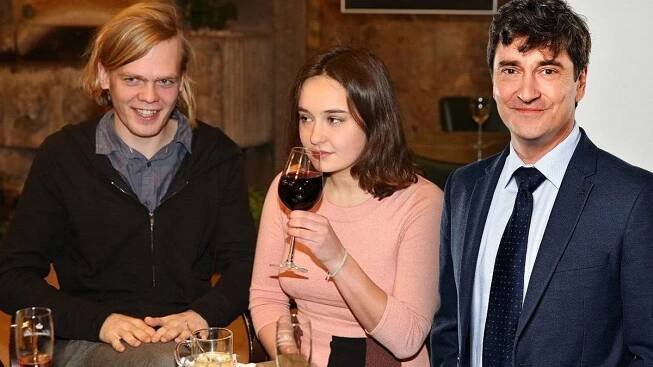 Dcera Saši Rašilova a Vandy Hybnerové se vdala. Po veselce Josefíny (26) herec spěchal rovnou na natáčení - Super.cz