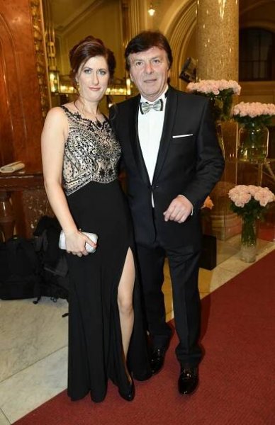 Princezny už ho nelákají: Pavel Trávníček svojí manželce mluví do oblékání. Honosnou róbu jí na ples zakázal