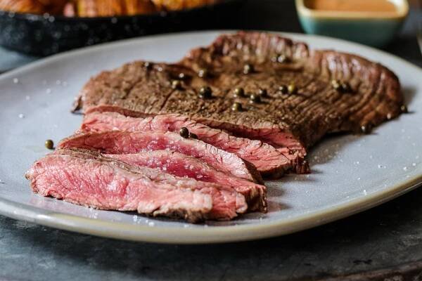 Flank steak s omáčkou zo zeleného korenia a pečenou zeleninou s korením Ras el Hanout - recept od Coolinári