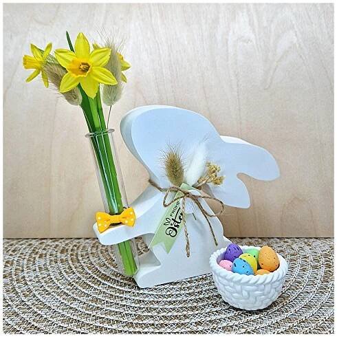 Osterdekoration Osterhase mit Vase