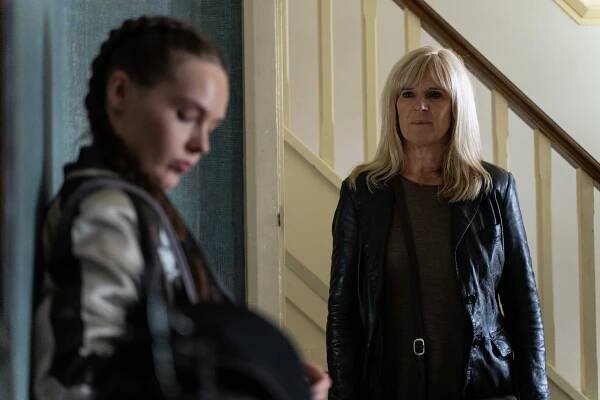 Protection - Don't Trust Anyone - Z filmu - Jodie Price, Siobhan Finneran