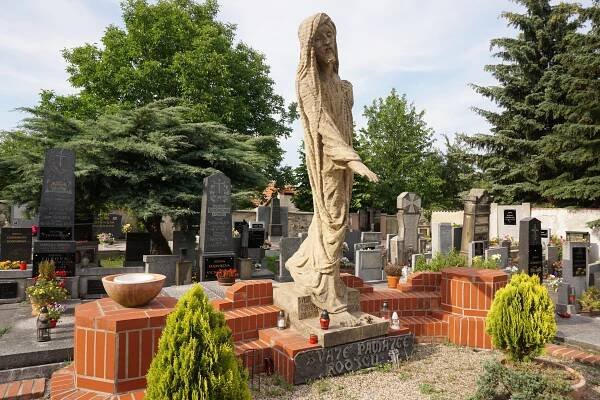 Soubor:Libčice nad Vltavou, katolický hřbitov - hrob se sochou od Františka Bílka (2).jpg