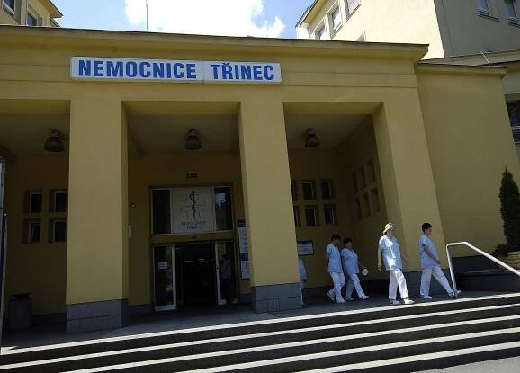 Policie propustila tři obviněné z machinací v třinecké nemocnici. Teď čelí stíhání na svobodě