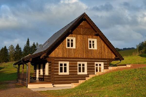 Roubený dům na dosah Českého Ráje - Archites