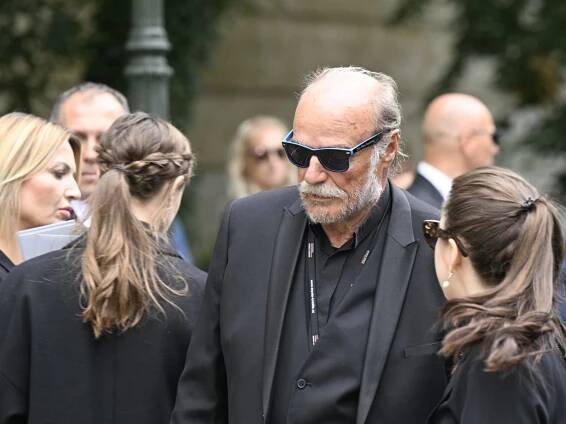 Své oči za černými brýlemi skrýval i herec Pavel Nový.