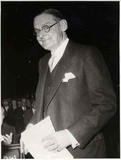 Thomas Stearns Eliot wird in Hamburg der Hansische Goethepreis überreicht, 1954.