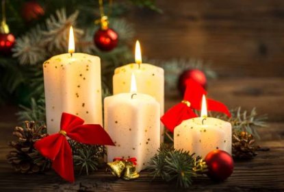 vánoční dekorace se svíčkami na dřevěném stole - vánoční dekorační svíčka - stock snímky, obrázky a fotky