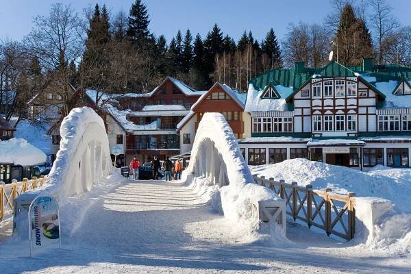 Kam na hory: Špindlerův Mlýn nabízí kromě 27 km upravených sjezdovek noční lyžování, snowpark a funtrack