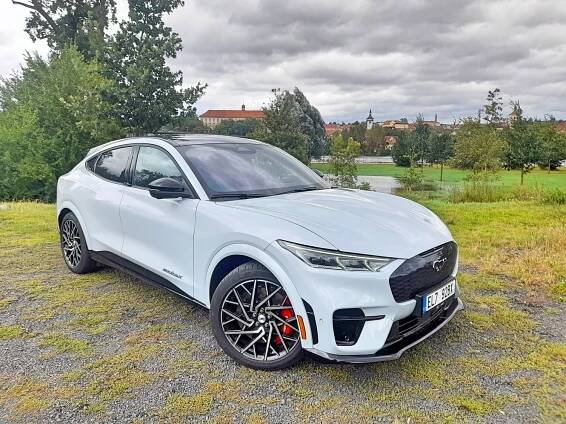 Test Ford Mustang Mach-E GT. Amerika na elektřinu - Autaprozeny.cz
