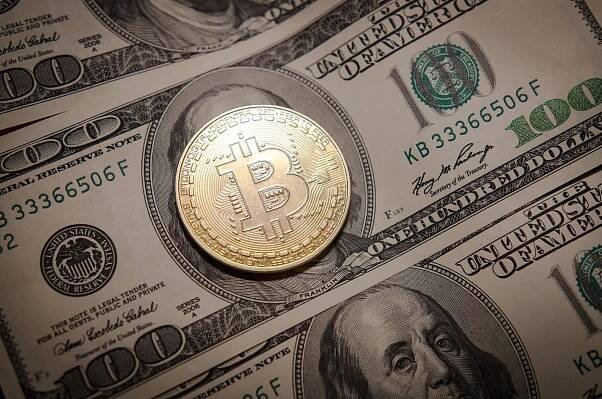 Americký dolar padá volným pádem: Bitcoin do konce roku poroste!