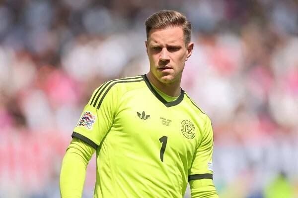 Operace proběhla úspěšně. Ter Stegen by mohl být k dispozici za tři měsíce