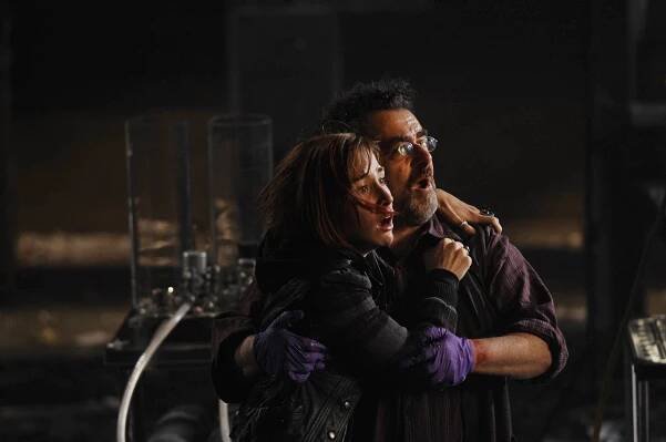 Skladiště 13 - Kompas - Z filmu - Allison Scagliotti, Saul Rubinek