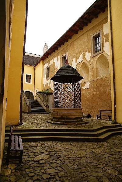 Hrad Malenovice - akce, otevírací doba, vstupné, ubytování, foto, prohlídky, počasí