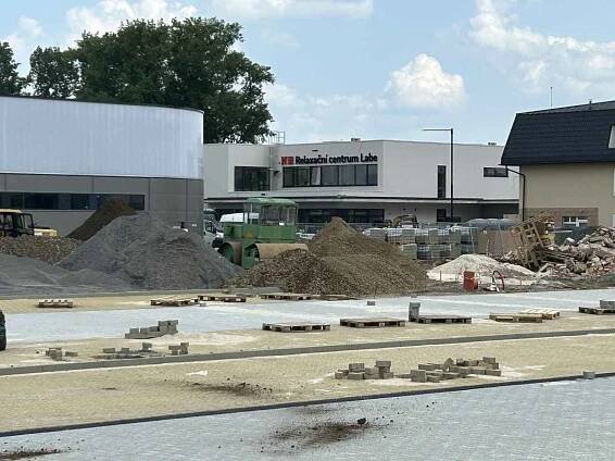 Další proměna donedávna zarostlého území. Nyní na něm vzniká parkoviště pro návštěvníky zimního stadionu a plaveckého bazénu.