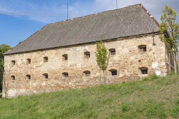 Plaňany – Mírkovská tvrz (sýpka) – Kolínsko – Cesty a památky