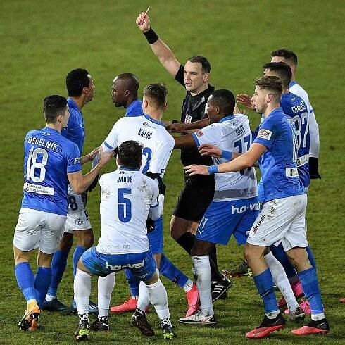 Utkání 9. kola první fotbalové ligy: Baník Ostrava - Slovan Liberec, 27. ledna 2021 v Ostravě. (zleva) hráč Jhon Edison Mosquera Rebolledo z Liberce dostává červenou kartu od rozhodčího Pavela Julíneka.