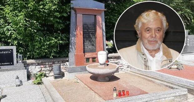 Josef Abrhám (†82) neleží ani 88 dnů po smrti v hrobě: Pohřbení brzdí sestra!