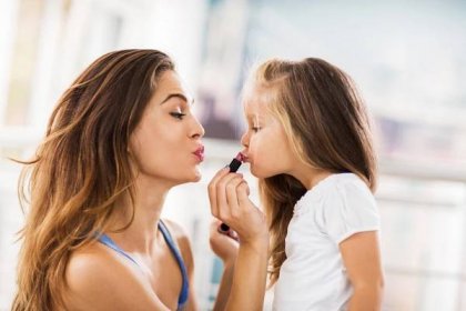 Kdy dovolit dceři, aby se líčila? Tohle by o make-upu měla vědět!
