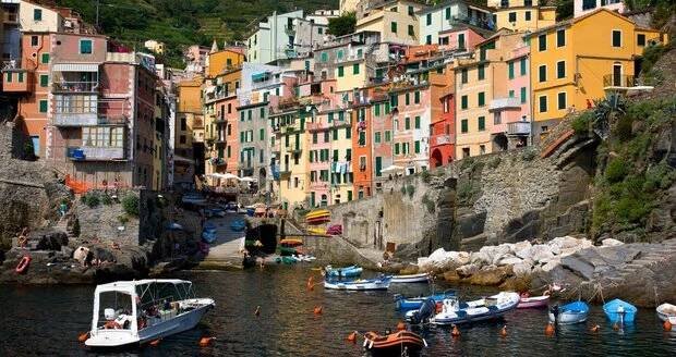 Obec Riomaggiore, součást Cinque Terre na Ligurské riviéře v Itálii