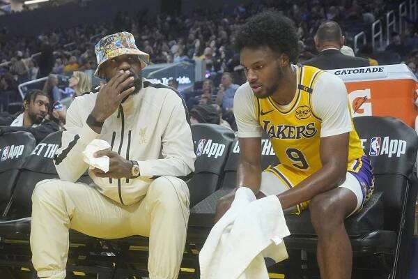 Začíná NBA. LeBron James si zahraje se synem Bronnym, Krejčí hraje za Atlantu - Minutové zprávy 