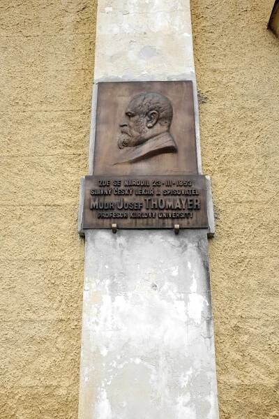 Soubor:Trhanovský zámek pamětní deska Josefa Thomayera (1).jpg