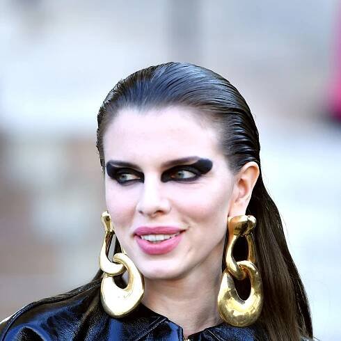 Julia Fox Is Bringing Back Graphic Winged Eyeliner