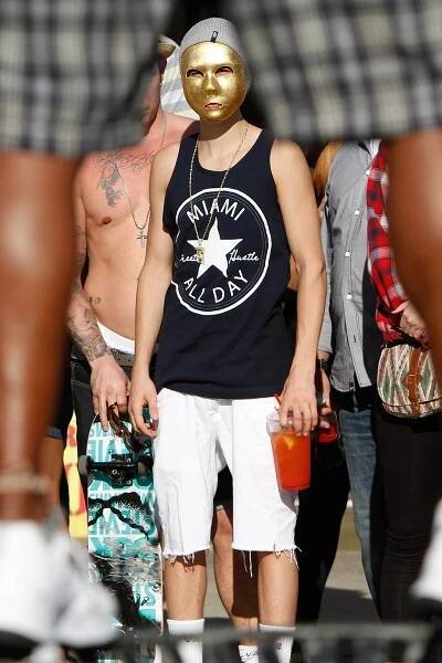 To je úlet. Justin Bieber se před fanoušky kryl zlatou maskou