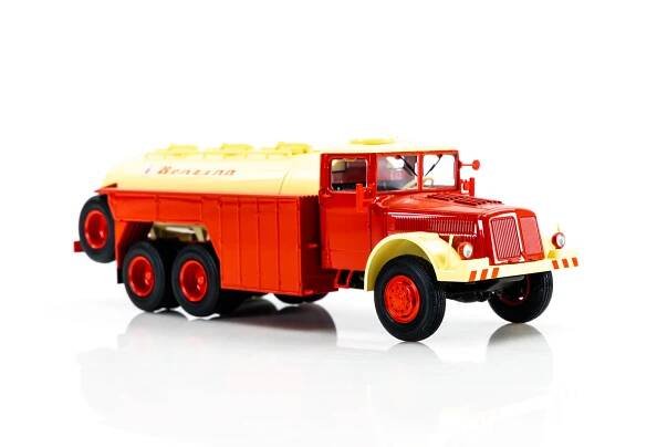Tatra 111 C, "Benzina" červená a kavová, cisterna | Modelsnavigator.com