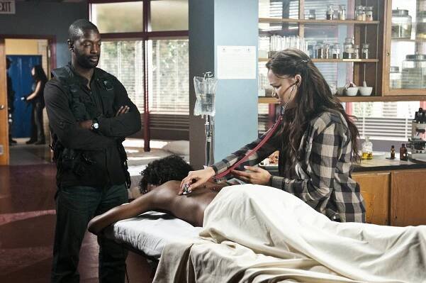 Martin Roach, Moon Bloodgood - Falling Skies - Grace - Z filmu