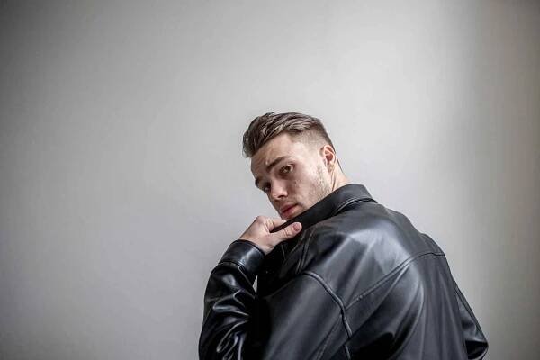 Po Eurovizi vás zná půlka Evropy jako kluka, co má na sobě brýle, batoh a hraje jenom song Lie To Me. Vy ale rostete, měníte se a nezůstáváte tím stejným, jinak byste stagnovali a přestali se vyvíjet. Takže začínáte znovu a čekáte na reakci lidí.