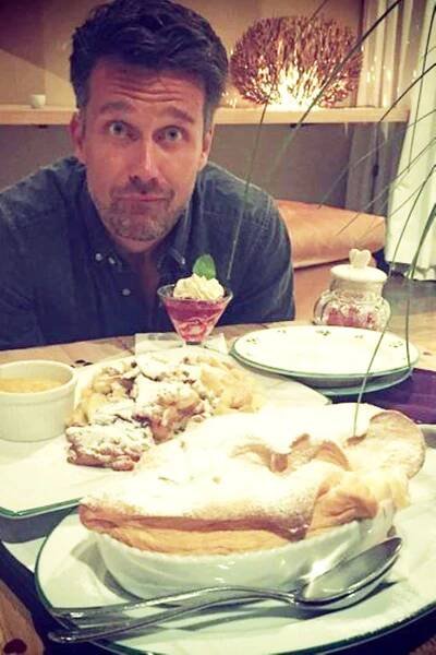 Wayne Carpendale freut sich wie ein kleiner Junge auf diesen "kleinen" Nachtisch. Sieht aber auch wirklich lecker aus...