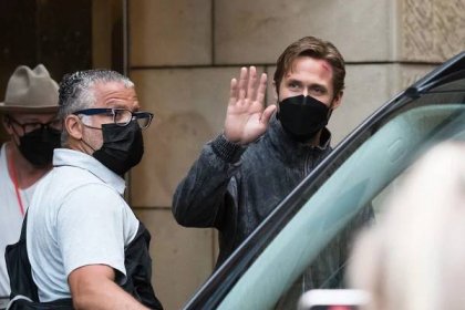 Zahraniční filmaři dál „devastují" Prahu: Hořící auto i připoutaný Gosling!