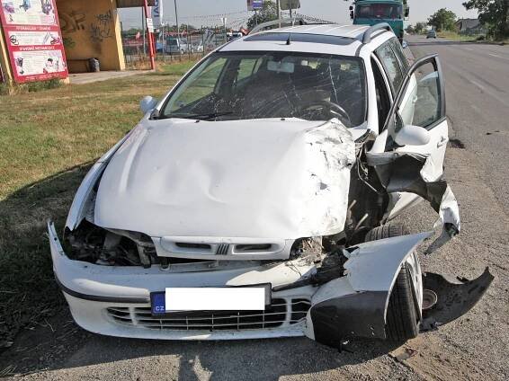 Při dopravních nehodách se v úterý ráno zranilo několik lidí
