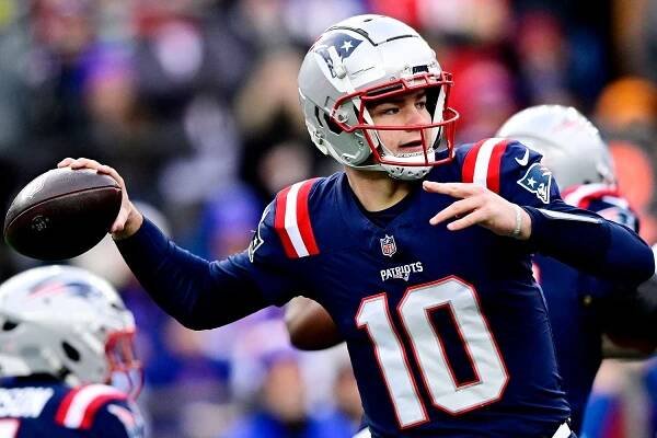 Drake Maye #10 of the New England Patriots throws a pass against the Buffalo Bills during the first quarter at Gillette Stadium on January 05, 2025 in Foxborough, Massachusetts.