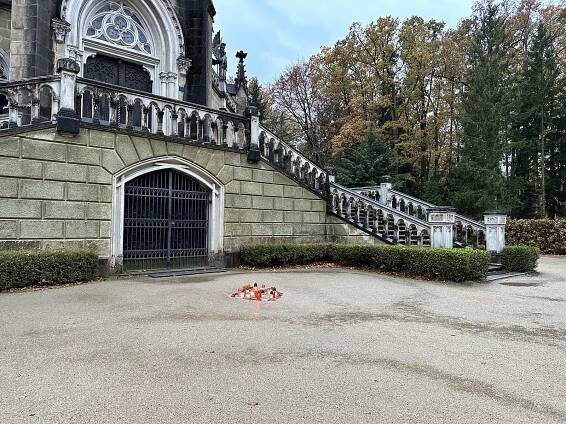 U hrobky v Třeboni lidé vzpomínají na knížete. Pohřben bude ale zřejmě na Orlíku